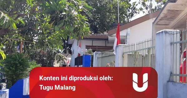 Foto: Ketika di Depan Rumah Warga Penuh Bendera Setengah Tiang